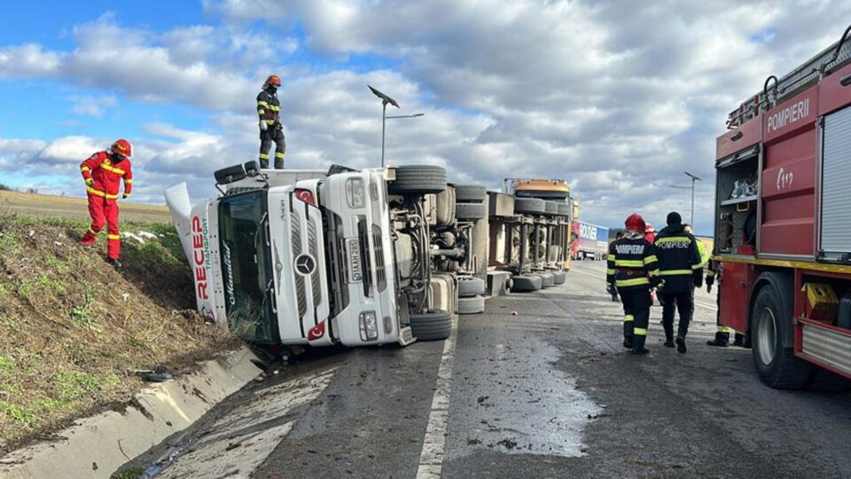 Un tir încărcat cu mandarine s-a răsturnat pe șoseaua de centură, iar sute de litri de motorină s-au scurs pe carosabil
