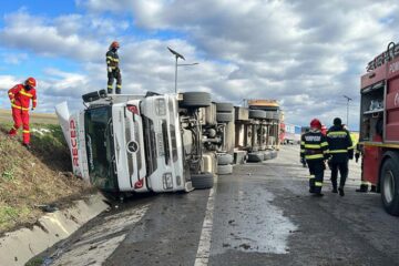 Un tir încărcat cu mandarine s-a răsturnat pe șoseaua de centură, iar sute de litri de motorină s-au scurs pe carosabil