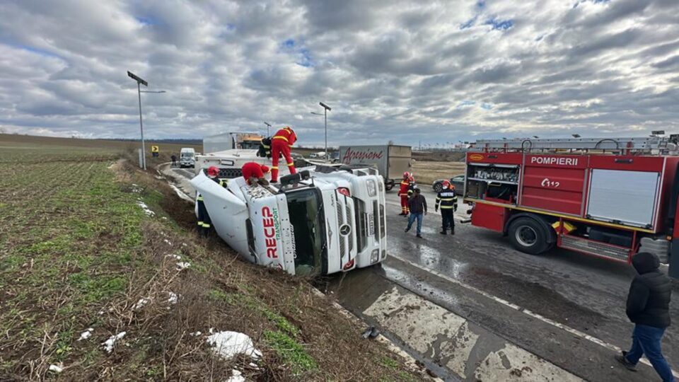 Un tir încărcat cu mandarine s-a răsturnat pe șoseaua de centură, iar sute de litri de motorină s-au scurs pe carosabil