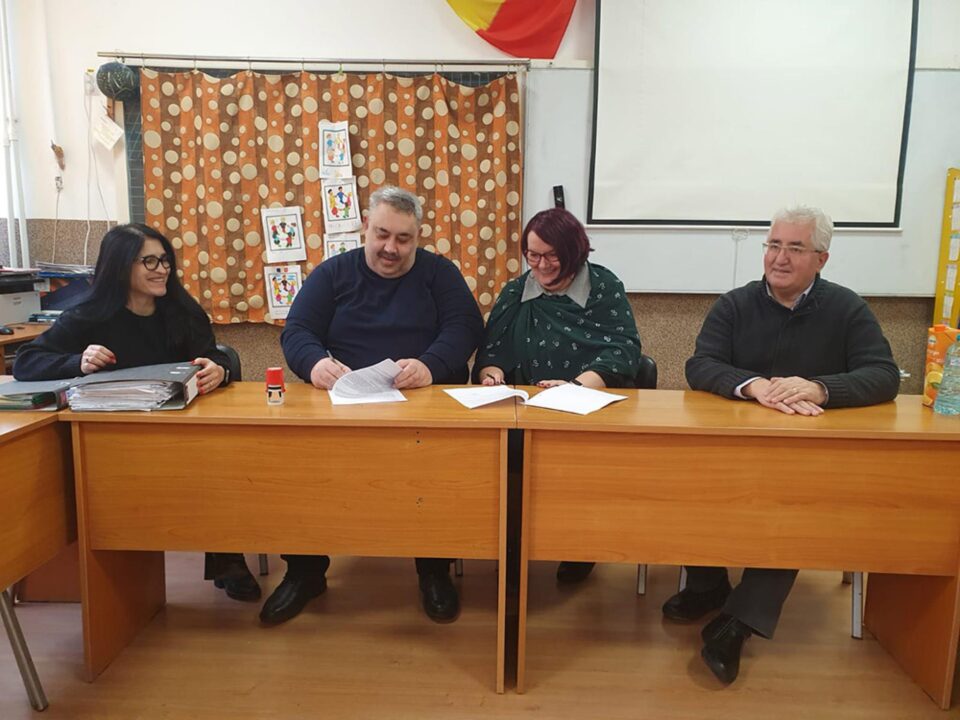 Semnarea contractului de mansardare a școlii cu firma Con Bucovina SA