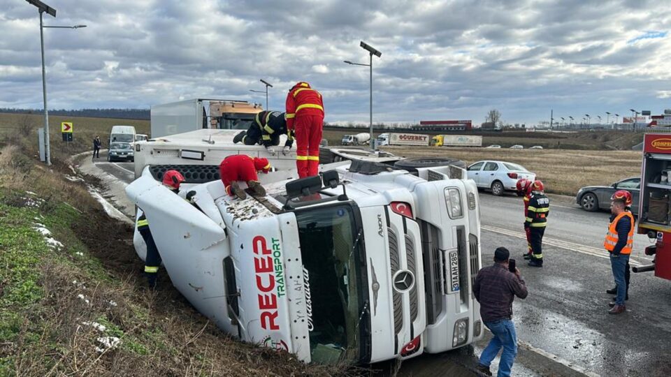 Un tir încărcat cu mandarine s-a răsturnat pe șoseaua de centură, iar sute de litri de motorină s-au scurs pe carosabil