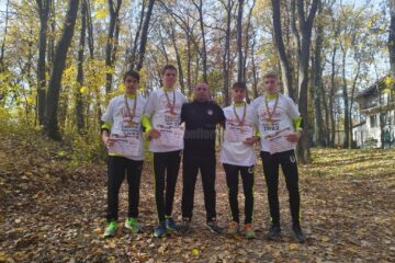 Antrenorul Bogdan Roșcăneanu împreună cu elevii săi