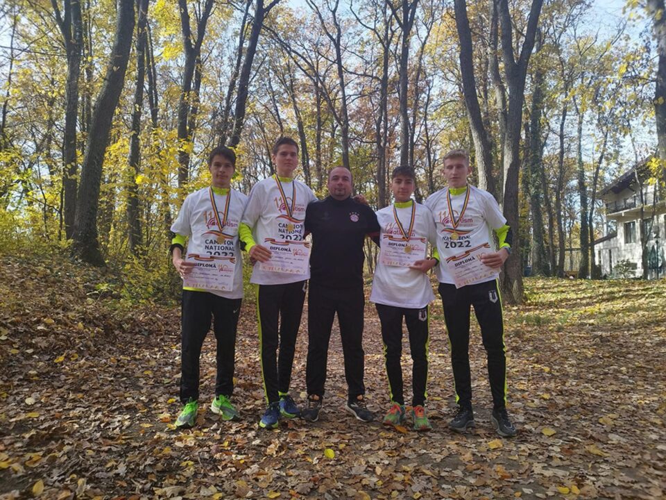Antrenorul Bogdan Roșcăneanu, împreună cu elevii săi