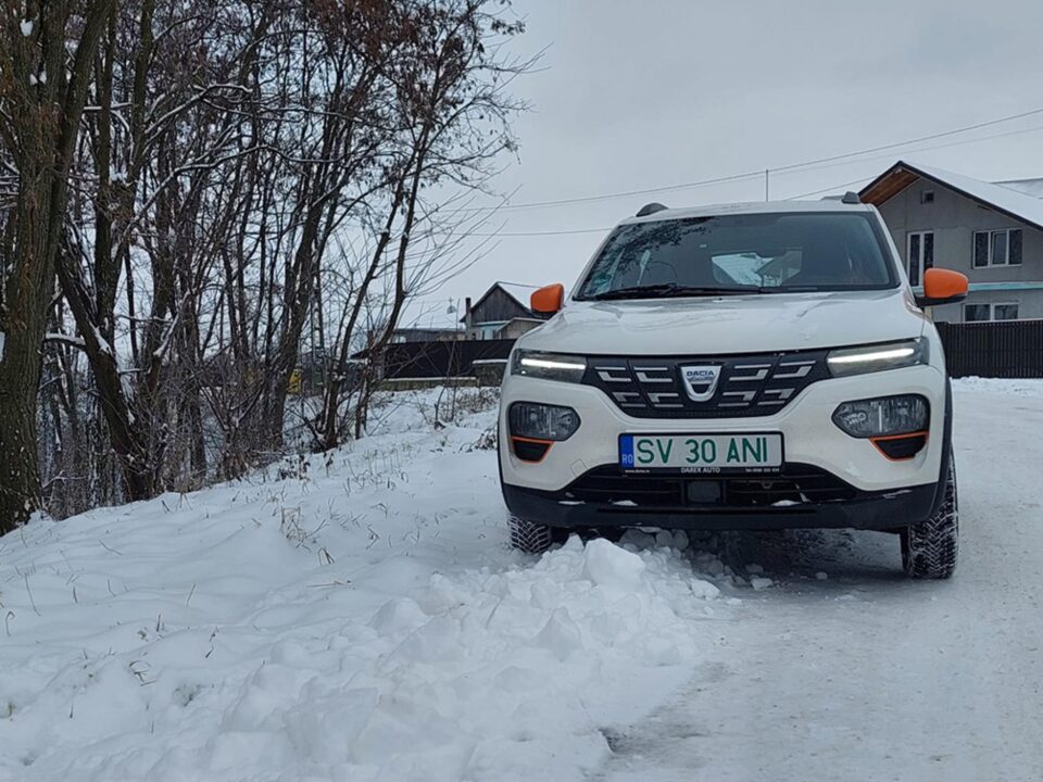 Zeci de pasionați de autovehicule electrice se întâlnesc la Vatra Dornei într-un eveniment național de promovare a transportului ecologic