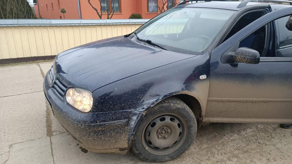 Mașina cu care circula bărbatul care susține că a fost accidentat de primar