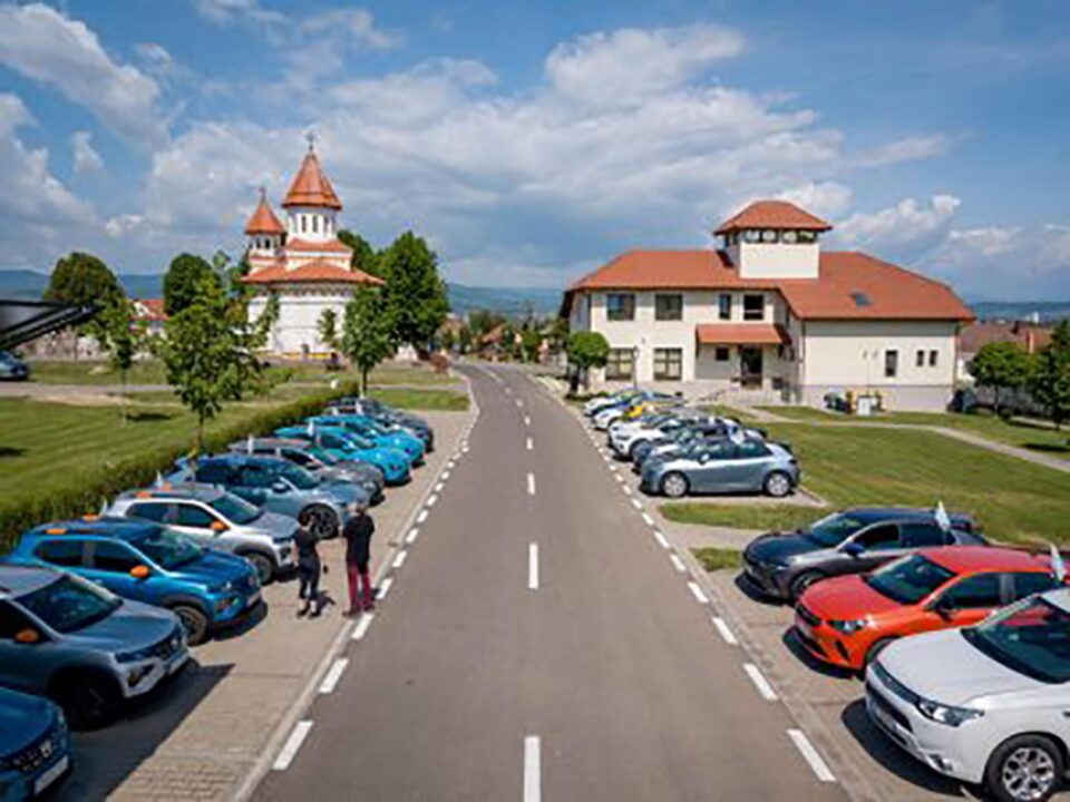 Zeci de pasionați de autovehicule electrice se întâlnesc la Vatra Dornei într-un eveniment național de promovare a transportului ecologic
