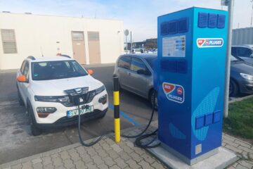Zeci de pasionați de autovehicule electrice se întâlnesc la Vatra Dornei într-un eveniment național de promovare a transportului ecologic