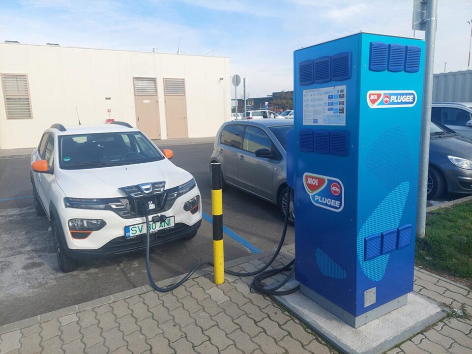 Zeci de pasionați de autovehicule electrice se întâlnesc la Vatra Dornei într-un eveniment național de promovare a transportului ecologic