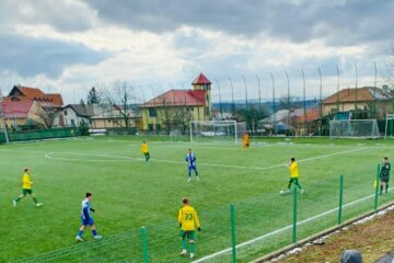Amicalul Poli - Foresta s-a jucat pe terenul sintetic din Copou