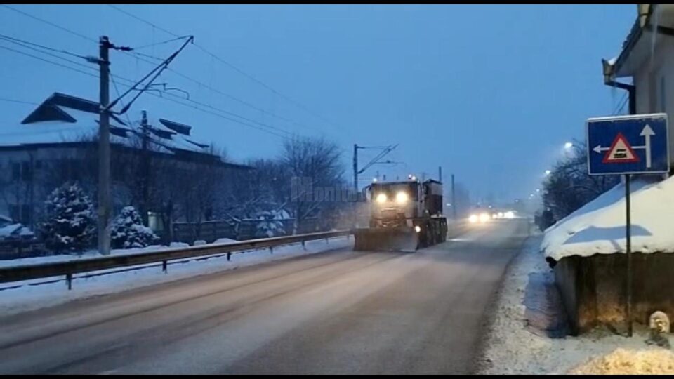 Circulația rutieră se desfășoară fără probleme deosebite în zona de munte a județului, carosabilul fiind umed Circulația rutieră se desfășoară fără probleme deosebite în zona de munte a județului, carosabilul fiind umed