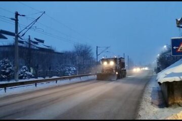Circulația rutieră se desfășoară fără probleme deosebite în zona de munte a județului, carosabilul fiind umed