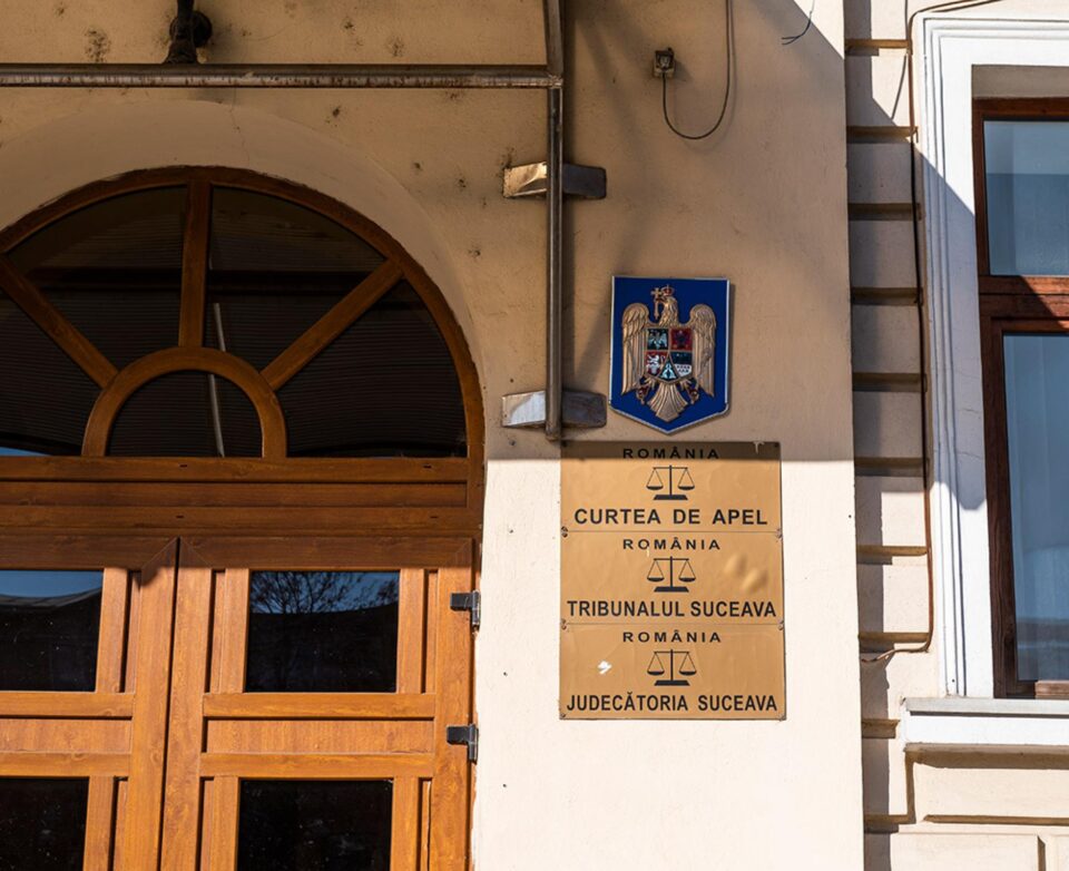 Peste 16 ani de închisoare pentru un hoț din Șcheia care a comis și tâlhării și un viol în grup