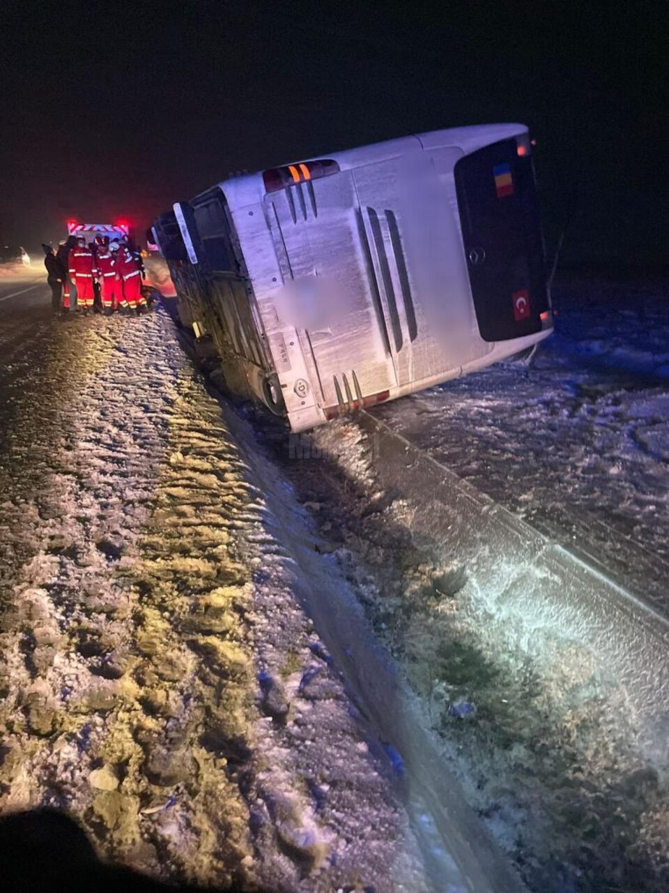Autocar răsturnat în afara drumului, la ieșire din Salcea spre Dumbrăveni