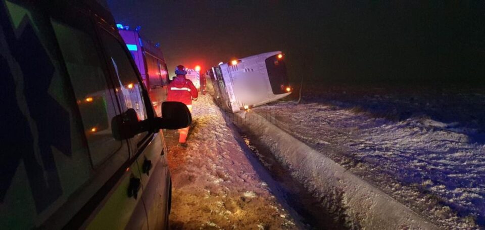 Autocar răsturnat în afara drumului, la ieșire din Salcea spre Dumbrăveni