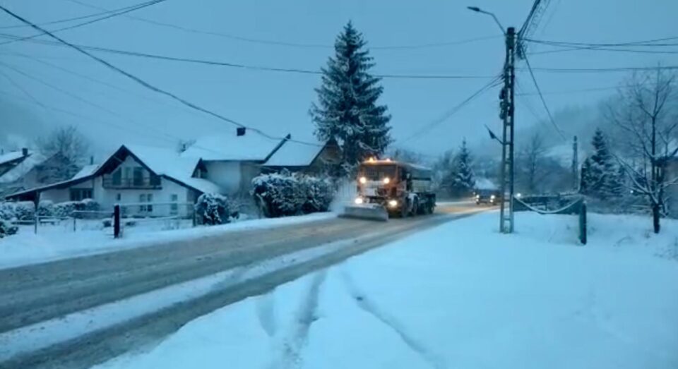 Circulație în condiții de iarnă pe drumurile naționale din județ. Mai multe tronsoane sunt acoperite cu zăpadă de până la 3 cm
