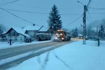 Circulație în condiții de iarnă pe drumurile naționale din județ. Mai multe tronsoane sunt acoperite cu zăpadă de până la 3 cm
