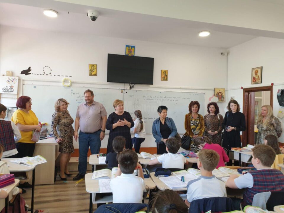 13 masteranzi francezi vor face stagii de practică pedagogică în 11 instituții de învățământ din Suceava și împrejurimi 13 masteranzi francezi vor face stagii de practică pedagogică în 11 instituții de învățământ din Suceava și împrejurimi