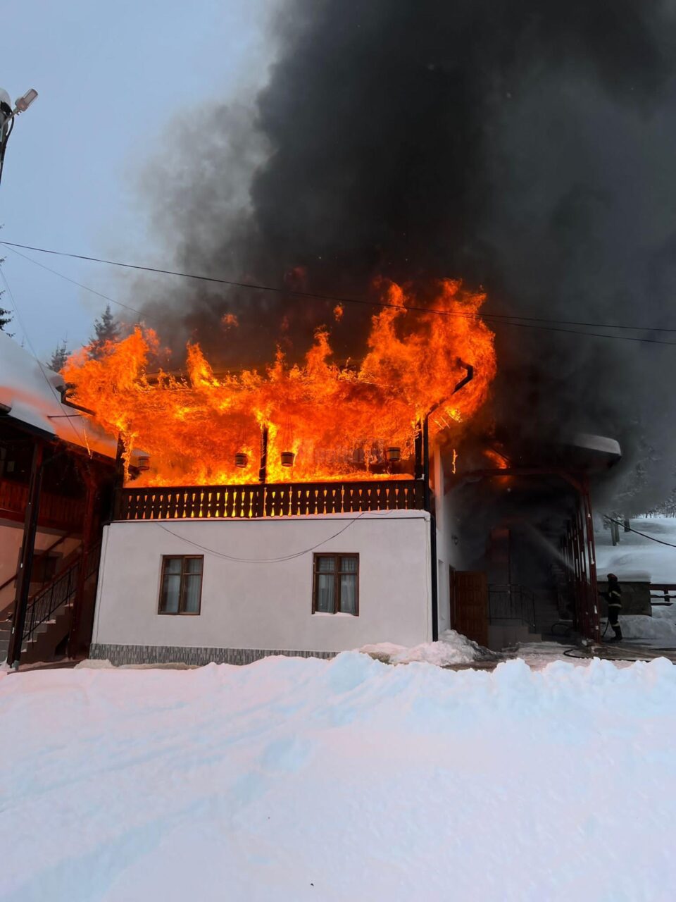 Bunuri și obiecte bisericești au ars la Mănăstirea Sihăstria Putnei într-un puternic incendiu