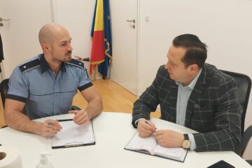 Prefectul județului, Alexandru Moldovan, și șeful Serviciului de Permise și Înmatriculări Auto Suceava, Cosmin Vasile Butnariu