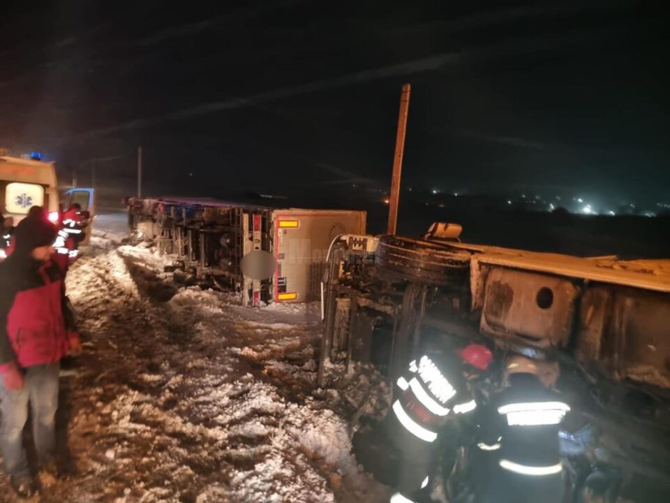 Două tiruri încărcate cu floarea-soarelui s-au răsturnat la Grănicești