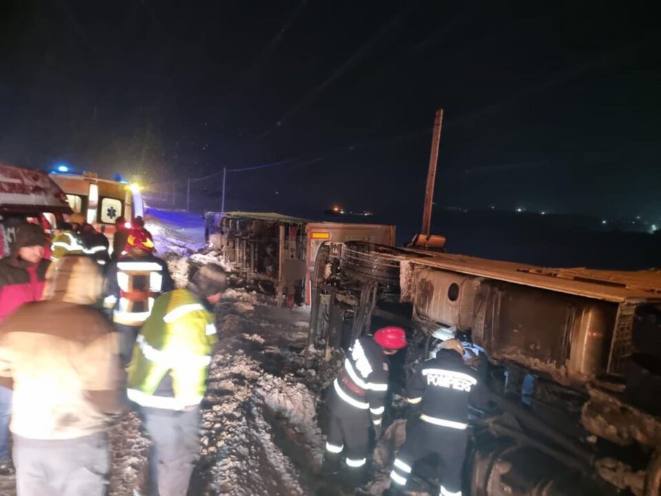 Două tiruri încărcate cu floarea-soarelui s-au răsturnat la Grănicești