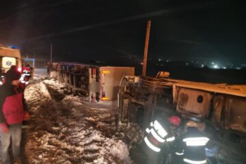Două tiruri încărcate cu floarea-soarelui s-au răsturnat la Grănicești