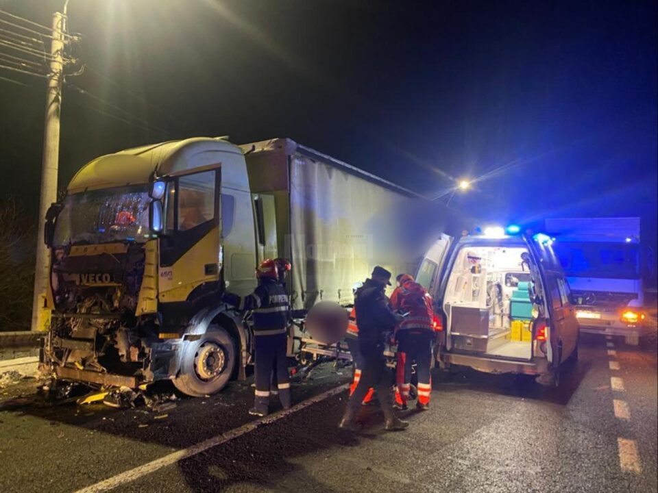 Accident între două autocamioane, pe DN 17, la Argestru
