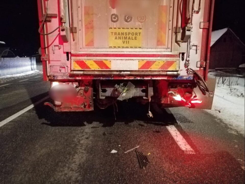 Accident între două autocamioane, pe DN 17, la Argestru