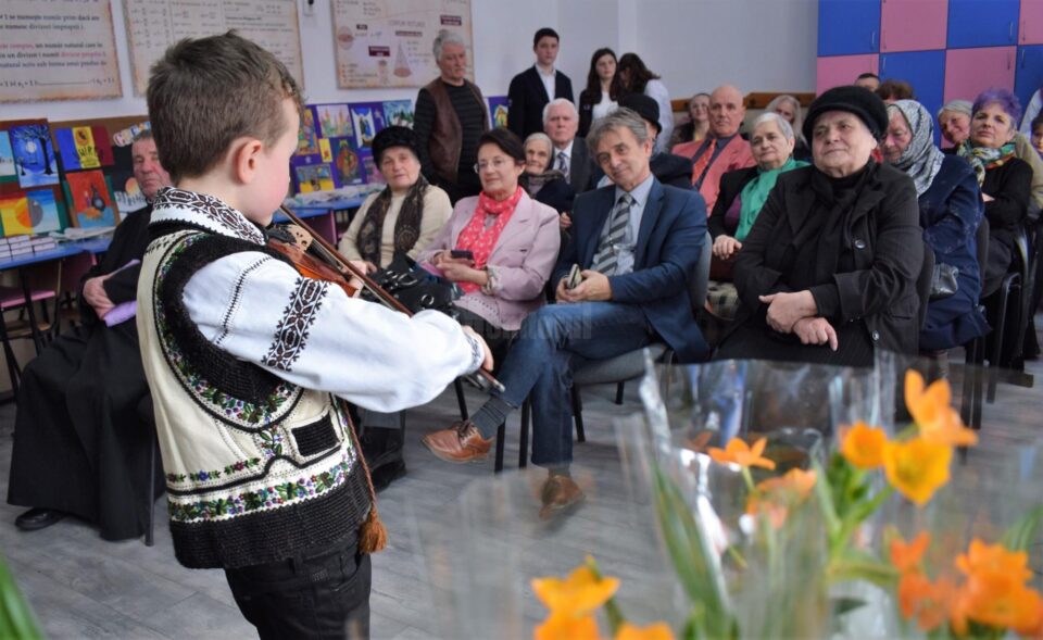 Educatori, învățători, profesori, azi pensionari, sărbătoriți la Școala Gimnazială Nr. 2 din Marginea, în cadrul programului „Vizidom. Bine de la om la om!”