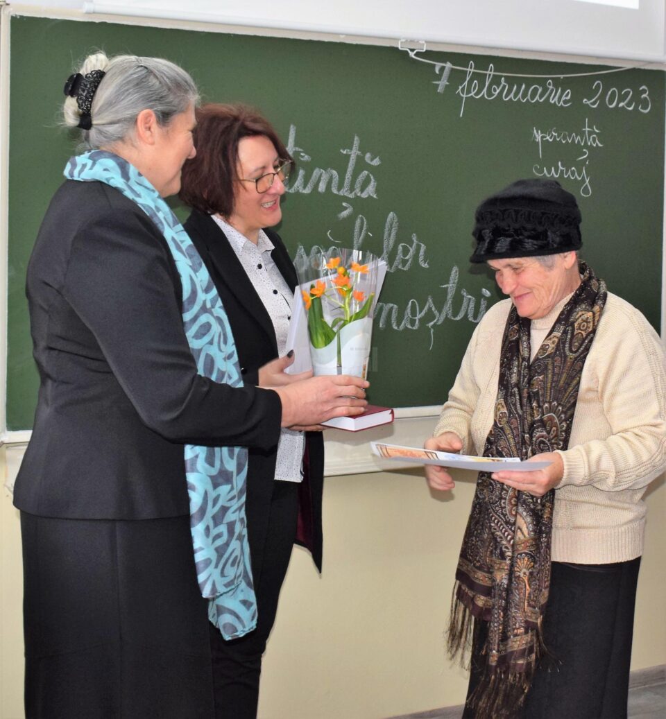 Educatori, învățători, profesori, azi pensionari, sărbătoriți la Școala Gimnazială Nr. 2 din Marginea, în cadrul programului „Vizidom. Bine de la om la om!”