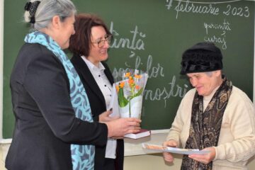 Educatori, învățători, profesori, azi pensionari, sărbătoriți la Școala Gimnazială Nr. 2 din Marginea, în cadrul programului „Vizidom. Bine de la om la om!”