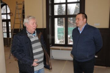 Arhitectul-șef de proiect, Dan Cristian Rânjă, alături de ing. Ciprian Muscă, responsabil financiar de proiect, în sălile renovate ale clădirii