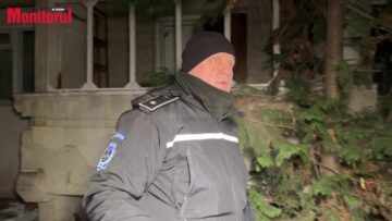 Liviu Manoliu cercetează spațiile de sub balcoanele de la parter