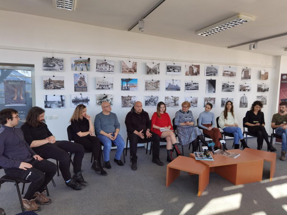 Reprezentanții TMMVS și coregrafa Alive Veliche la conferința de presă dinaintea premierei spectacolului Azilul