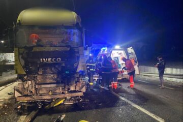 Accident între două autocamioane, pe DN 17, la Argestru