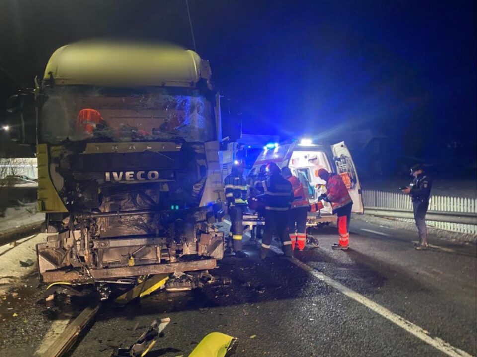 Accident între două autocamioane, pe DN 17, la Argestru