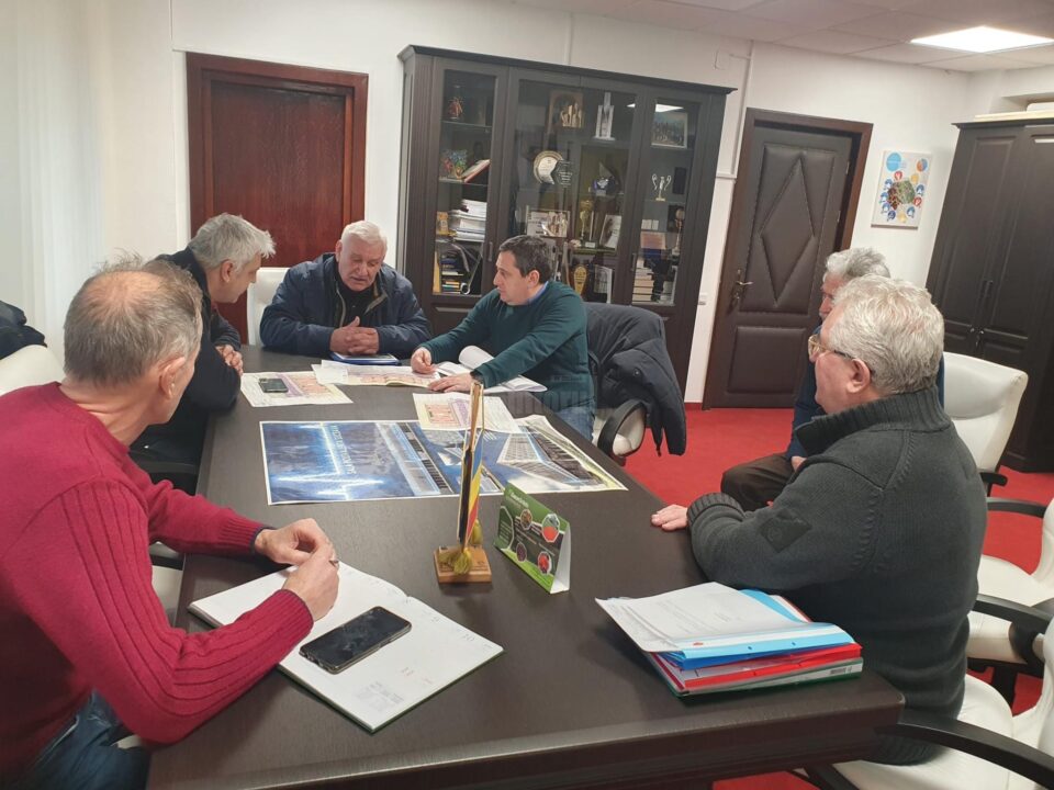 Reprezentanți ai constructorului și proiectantul viitoarei creșe, la discuțiile care au avut loc la sediul Primăriei Suceava