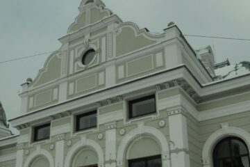 Detaliu din intrarea laterală în Complexul Muzeal