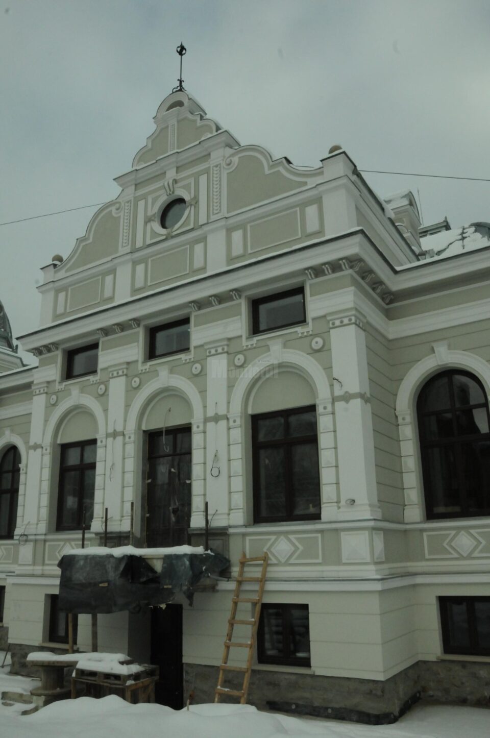 Detaliu din intrarea laterală în Complexul Muzeal