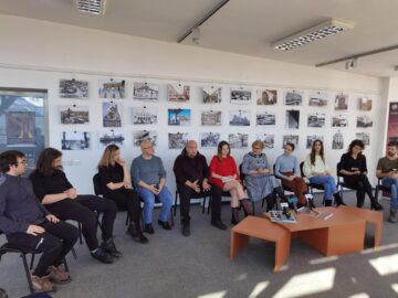 Reprezentanții TMMVS și coregrafa Alive Veliche la conferința de presă dinaintea premierei spectacolului „Azilul”