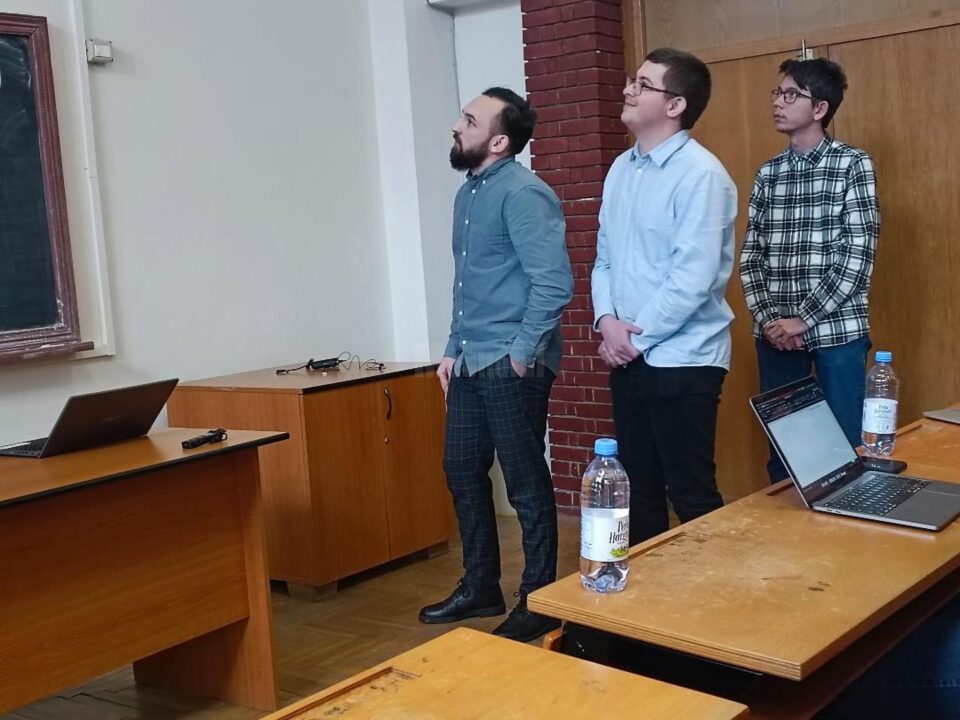 Echipa Sigma, câștigătoare a concursului, în timpul prezentării proiectului informatic