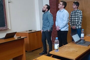 Echipa Sigma, câștigătoare a concursului, în timpul prezentării proiectului informatic