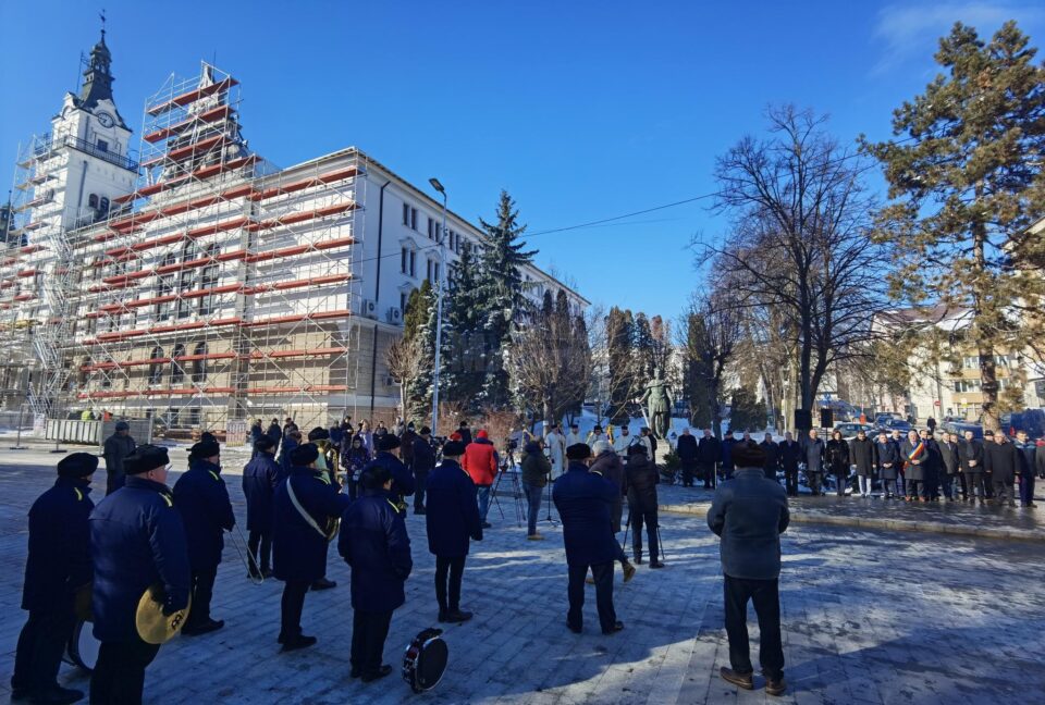 Ceremonii la împlinirea a 635 de ani de atestare documentară a Sucevei, în dreptul statuii domnitorului Petru I Mușat