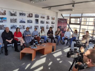 Reprezentanții TMMVS și coregrafa Alive Veliche la conferința de presă dinaintea premierei spectacolului „Azilul”