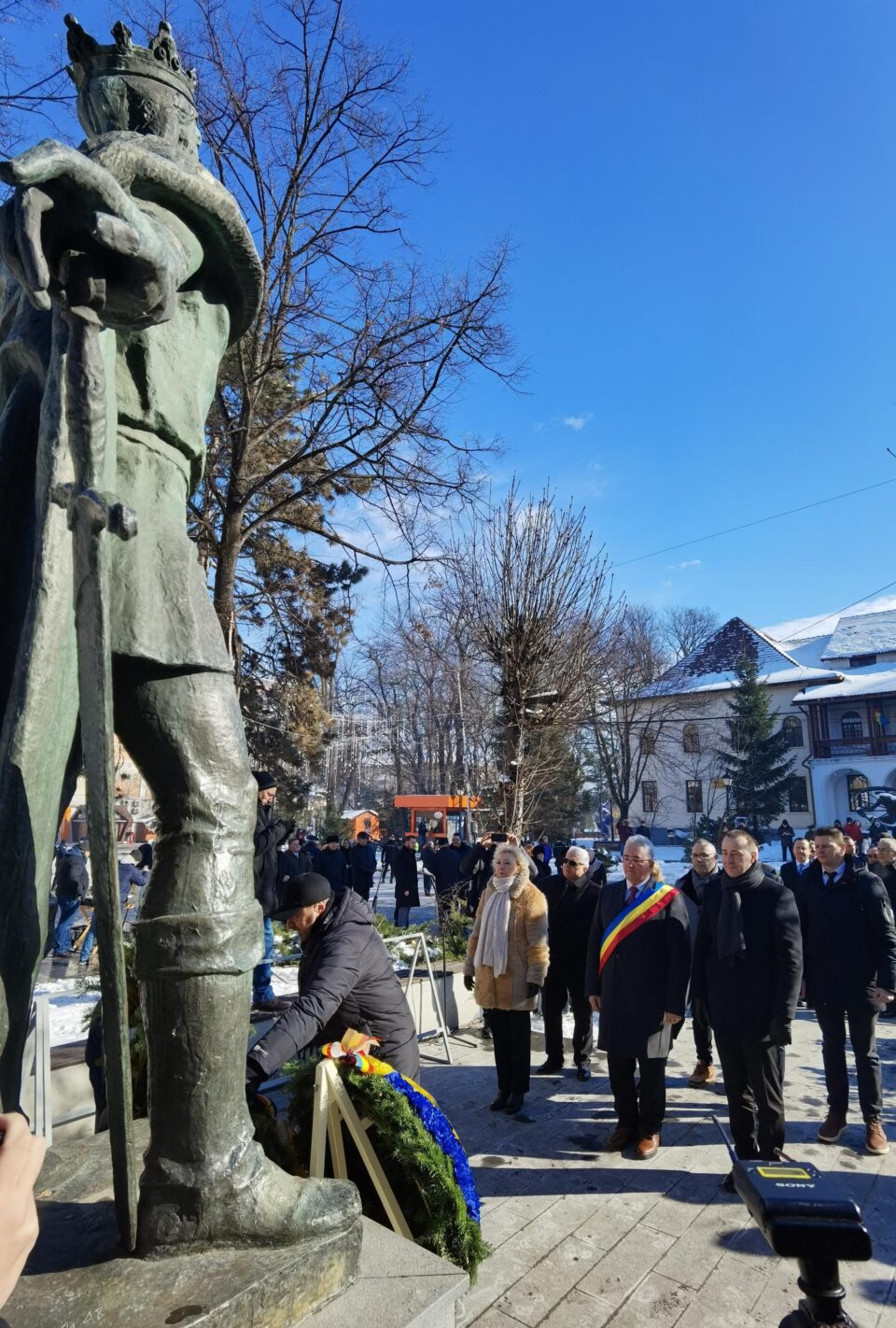Depunerea de coroane la statuia domnitorului Petru I Mușat