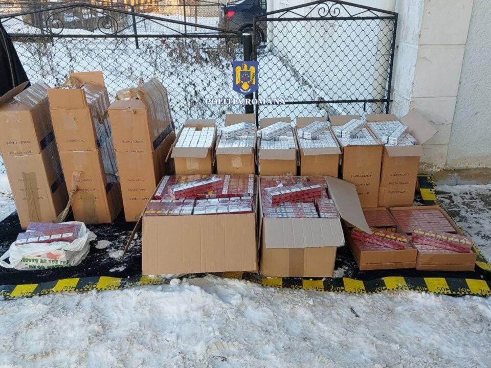 Mercedes burdușit cu mii de pachete de țigări de contrabandă