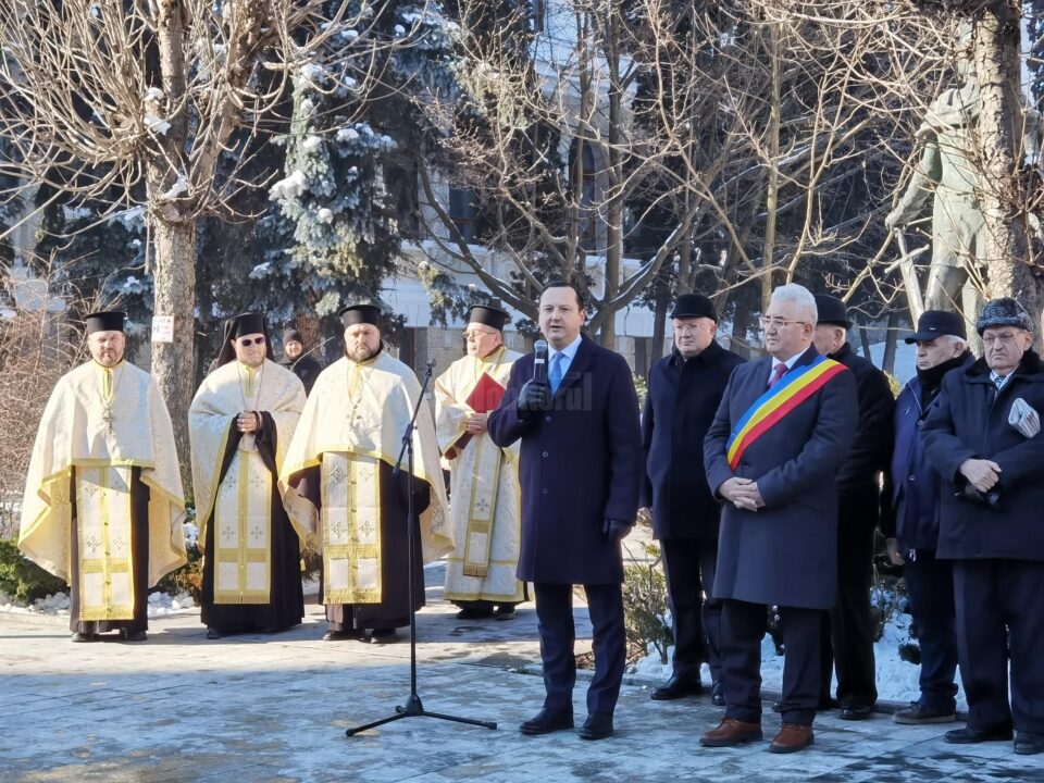 Ceremonii la împlinirea a 635 de ani de atestare documentară a Sucevei, în dreptul statuii domnitorului Petru I Mușat