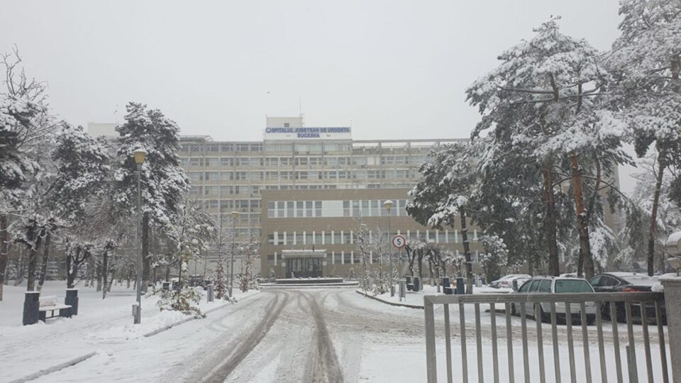 Trei bunici înghețați în casă, aduși cu ambulanța la Spitalul de Urgență Suceava