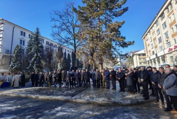 Ceremonii la împlinirea a 635 de ani de atestare documentară a Sucevei, în dreptul statuii domnitorului Petru I Mușat