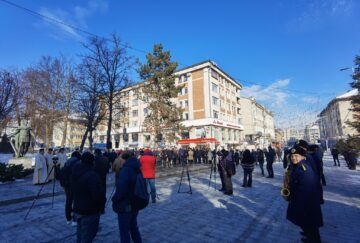 Ceremonii la împlinirea a 635 de ani de atestare documentară a Sucevei, în dreptul statuii domnitorului Petru I Mușat